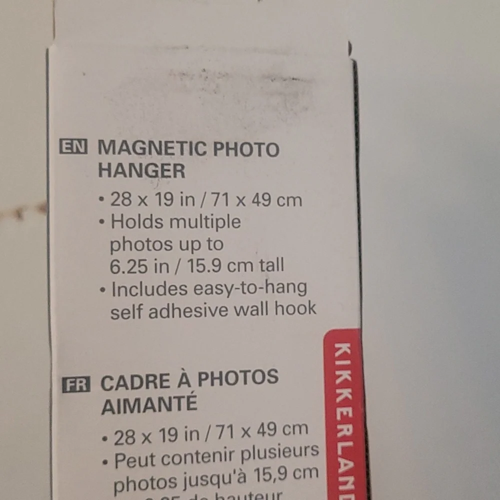 NWT magnetic photo hanger